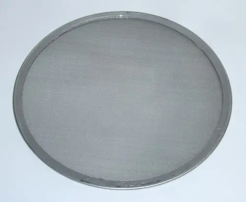 Runder Metallfilter mit feinem Netz, geeignet für Luftgeräte, erkennbar an der markanten Form und das Material, typischer Einsatz in Geräten von Daikin.